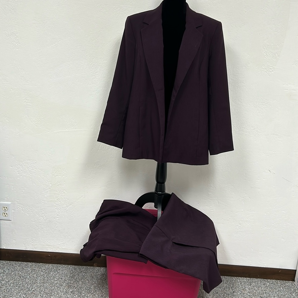Liz Baker Plum woman’s 3-piece suit petite 14 & 16